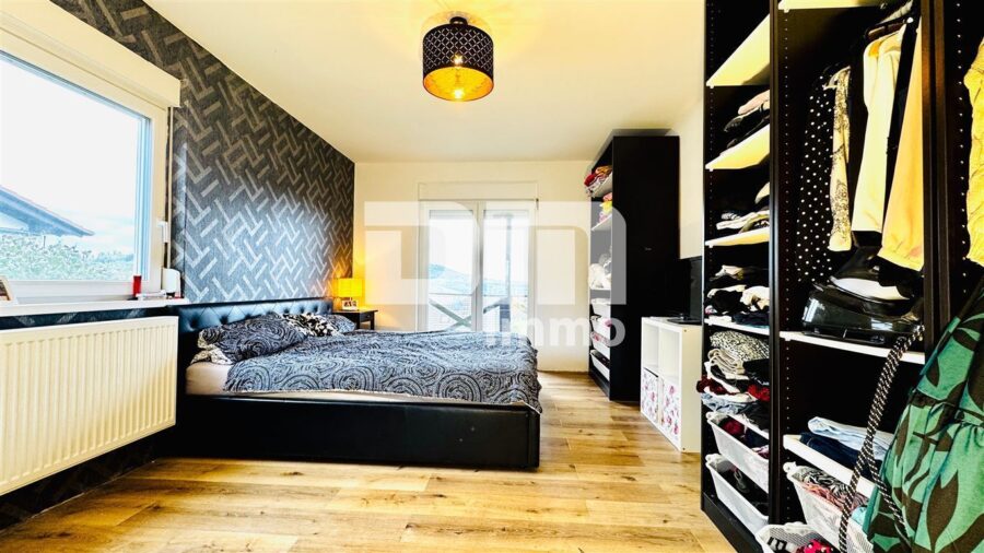 Teilsaniertes Ein - Zweifamilienhaus + Nutzflächen mit Anbau in Traumlage mit Panoramablick - WE1 EG Schlafzimmer / Zugang Balkon